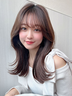 暗髪でも出せるこなれ感フェイスレイヤー×ナチュラルセミロング