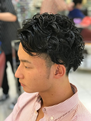 大人のメンズパーマ七三分けソフトツイスト無造作束感黒髪