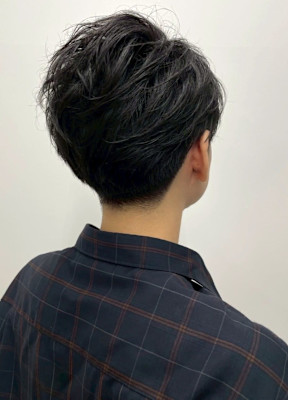 黒髪ショート 束感 毛流れパーマ ビジネス 刈り上げ 20代