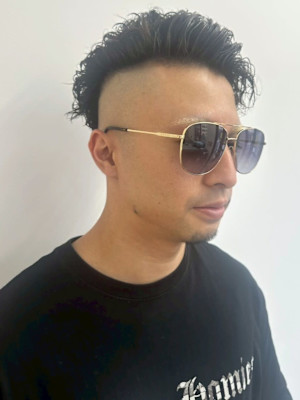 スキンフェード ツーブロック サイドパート 黒髪ショート