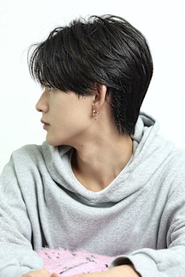 ナチュラル　センターパート　ニュアンス