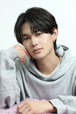 ナチュラル　センターパート　ニュアンス