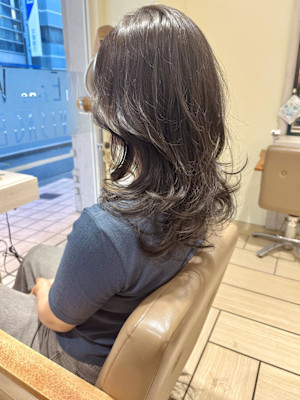 レイヤー×艶髪でつくる上品くびれミディ