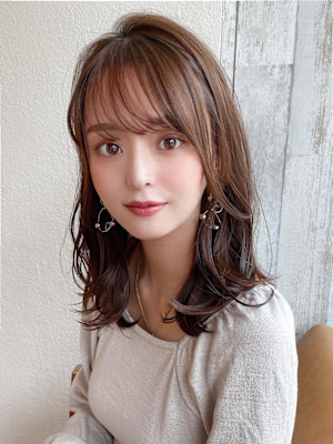 2wayバングでイメチェン顔まわりレイヤーのくびれヘアが人気