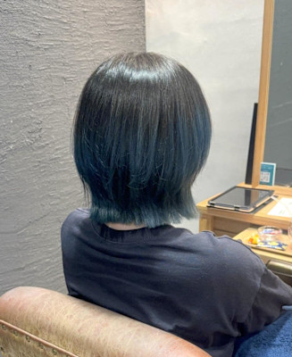 デザインカラーで一癖あるレイヤーボブ