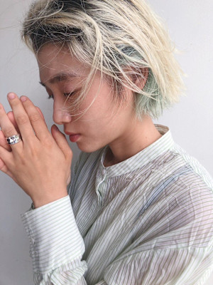 ミルクティーベージュが可愛いレイヤーボブ