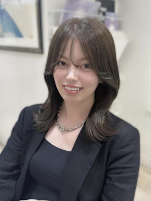 くびれヘア ミディアム レイヤーカット アッシュベージュ