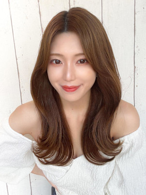 大人かわいいくびれヘアセミロング × ミルクティーベージュ