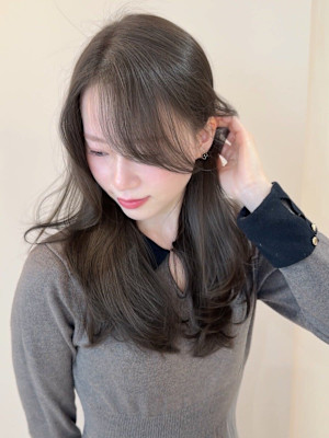 オリーブグレージュ 透明感カラー 顔周りカット 韓国レイヤー