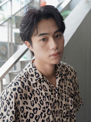 スーツ短髪ツーブロック束感モテる黒髪シークレットパーマ流行