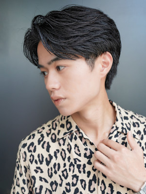 スーツ短髪ツーブロック束感モテる黒髪シークレットパーマ流行