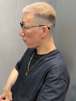 ブロンドベージュ ベリーショート ブリーチ 刈り上げ 40代