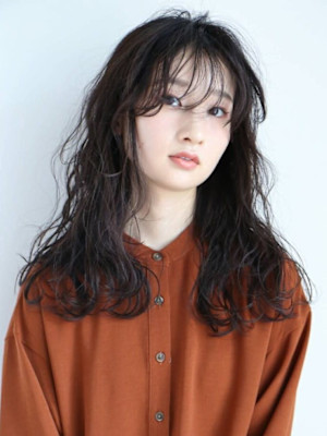 黒髪 顔周りカット ウェーブヘア 波巻きパーマ 艶髪 20代