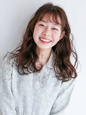 ロングパーマ ブラウンベージュ 顔周りカット 前髪カット