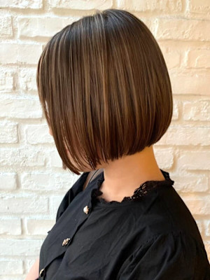 ブラウンベージュ ボブ 切りっぱなしボブ ブリーチ 艶髪