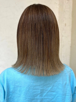 ブリーチ ハイトーン ブラウンベージュ 外ハネ 艶髪 20代