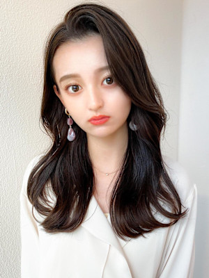 暗髪でも出せるこなれ感フェイスレイヤー×ナチュラルセミロング