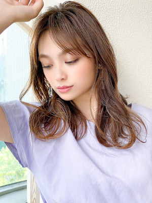 2wayバングでイメチェン！顔まわりレイヤーくびれヘアが人気