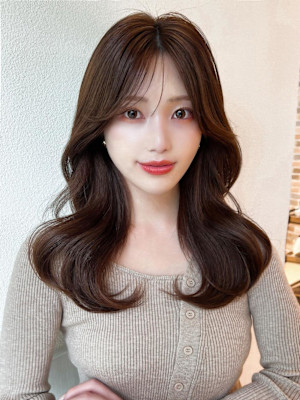 2wayバングでイメチェン！顔まわりレイヤーくびれヘアが人気