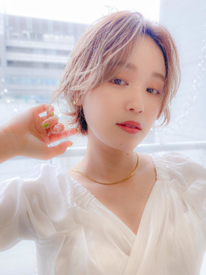 センターパート＆ショートウルフ/ブリーチ/ベージュ