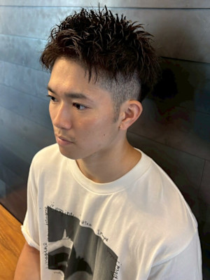 束感ショート 黒髪 ツーブロック 刈り上げ アップバング