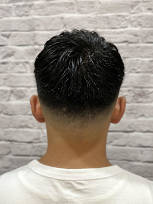 スキンフェードかき上げバングショート