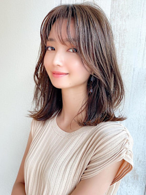 大人かわいいくびれヘアセミロング × ミルクティーベージュ