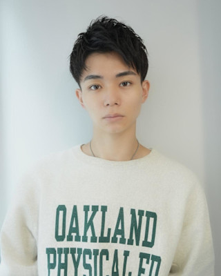 大人の刈り上げショートグレーフェザーパーマ