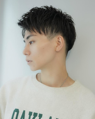 刈り上げショートフェザーパーマグレーカラー横浜