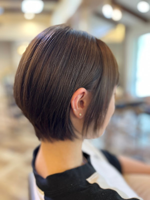 暗めグレージュショート