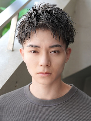 スーツ短髪ツーブロック束感モテる黒髪シークレットパーマ流行