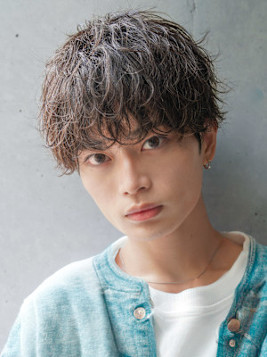 スーツ短髪ツーブロック束感モテる黒髪シークレットパーマ流行