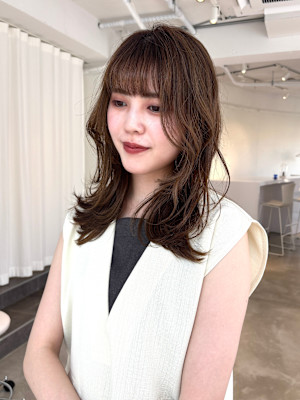 大人可愛いミディアムレイヤー外巻きしあげ