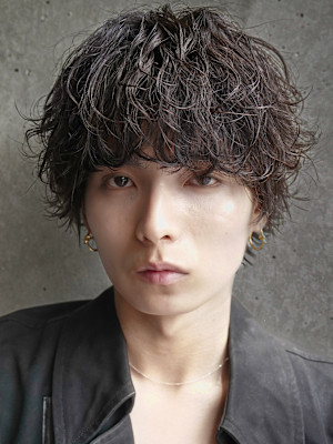 スーツ短髪ツーブロック束感モテる黒髪シークレットパーマ流行