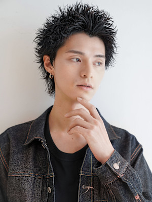 スーツ短髪ツーブロック束感モテる黒髪シークレットパーマ流行