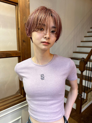 透明感あふれるオレンジベージュのショートボブ