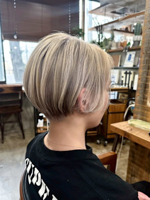 ホワイトベージュローライトショートヘア