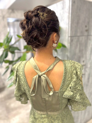 お呼ばれヘア アップスタイル 結婚式 シニヨン ブラウン
