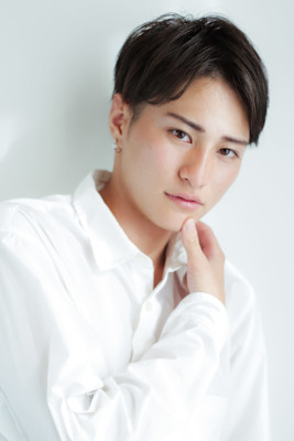 清潔感溢れるセンターパートヘアー