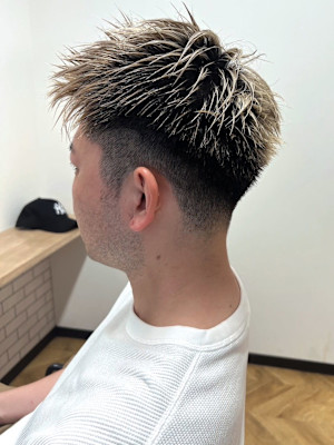 ホワイトベージュ ハイライトカラー ブリーチ 束感ショート