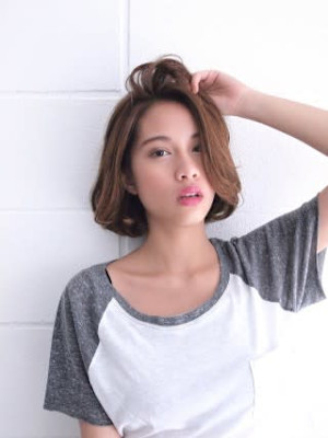 くびれヘアアプリコットオレンジ夏ハイライトカラー丸型卵型ボブ