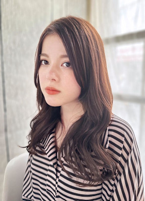 かきあげバングの華やかカールスタイル