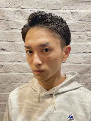 七三分け束感カジュアルショート