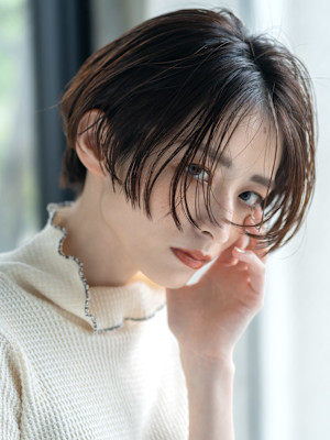 スリークラインのフェミニンハンサムショート