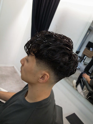 スペインカール/ミドルスキンフェード/ナチュラル/渋谷