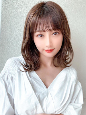 2wayバングでイメチェン顔まわりレイヤーのくびれヘアが人気