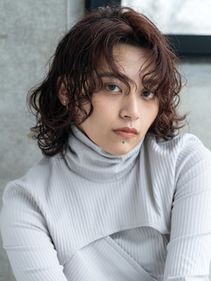 リッジパーマ×レッドカラーがルーズでモードなウルフボブ