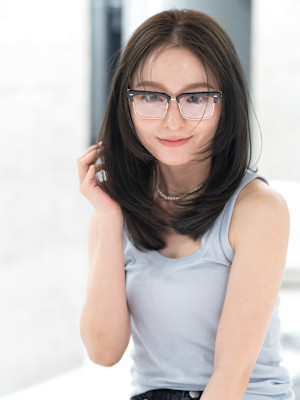 オリーブグレージュとインナーバングの抜け感丸みレイヤー