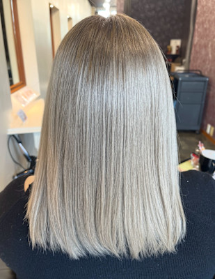 【 透明感あふれる上品な艶カラー 】ホワイトベージュ