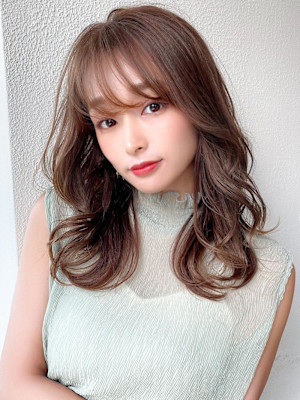 大人かわいいくびれヘアセミロング × ミルクティーベージュ